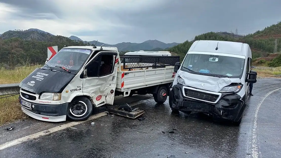 Kamyonet kayganlaşan yolda turist taşıyan minibüse çarptı: 6 yaralı