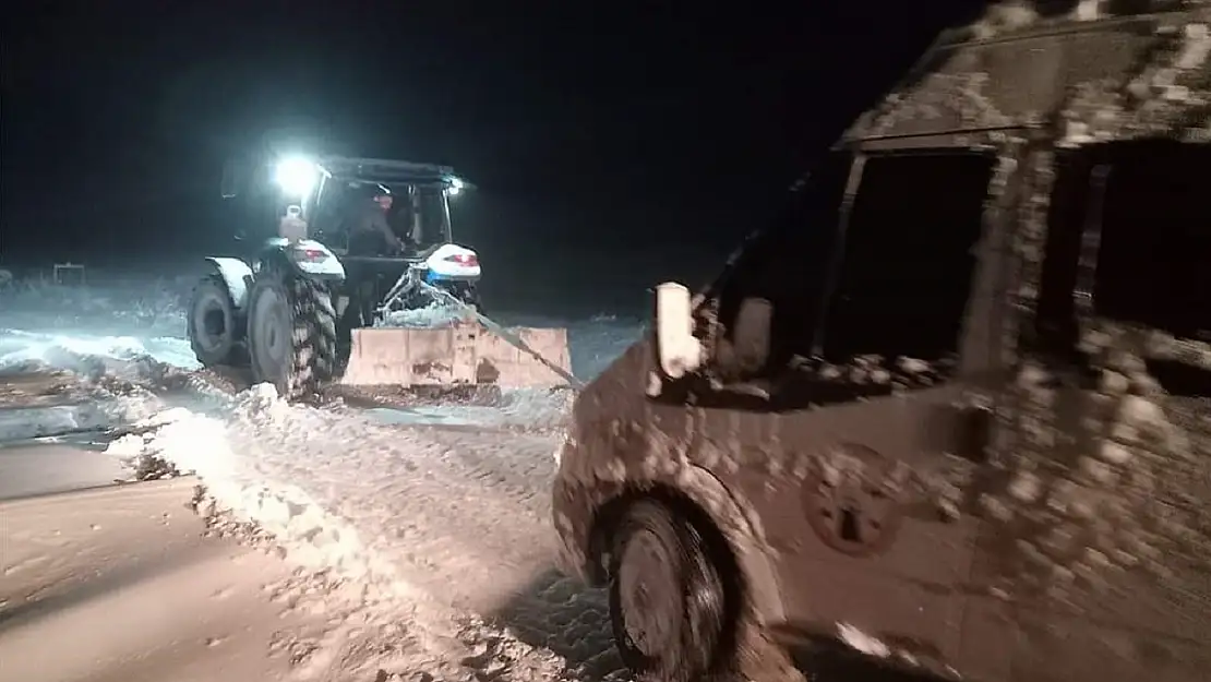 Kar fırtınası onları yolda yakaladı: Tam 1200 kişi kurtarılmayı bekledi