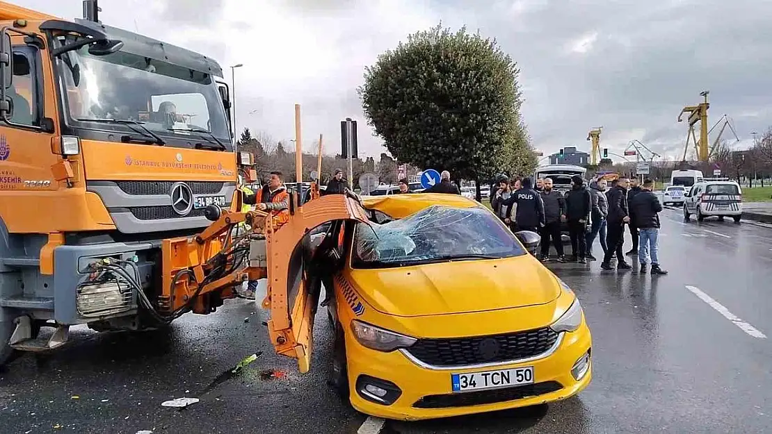 Kar küreme aracı ticari taksiye çarptı: 3 yaralı