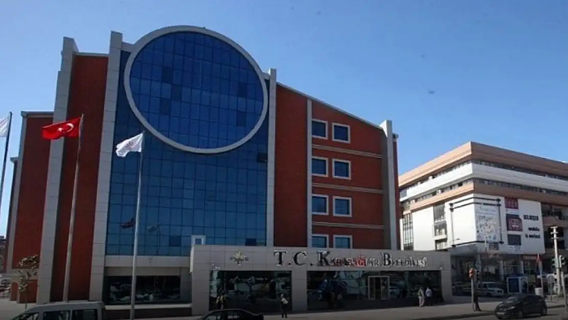 Karabağlar Belediyesi'nde maaş krizi: İşçiler grevde