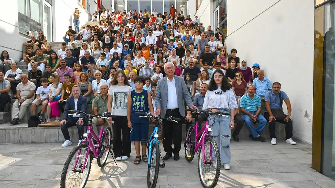 Karabağlar Belediyesi’nden başarılı öğrencilere bisiklet armağanı