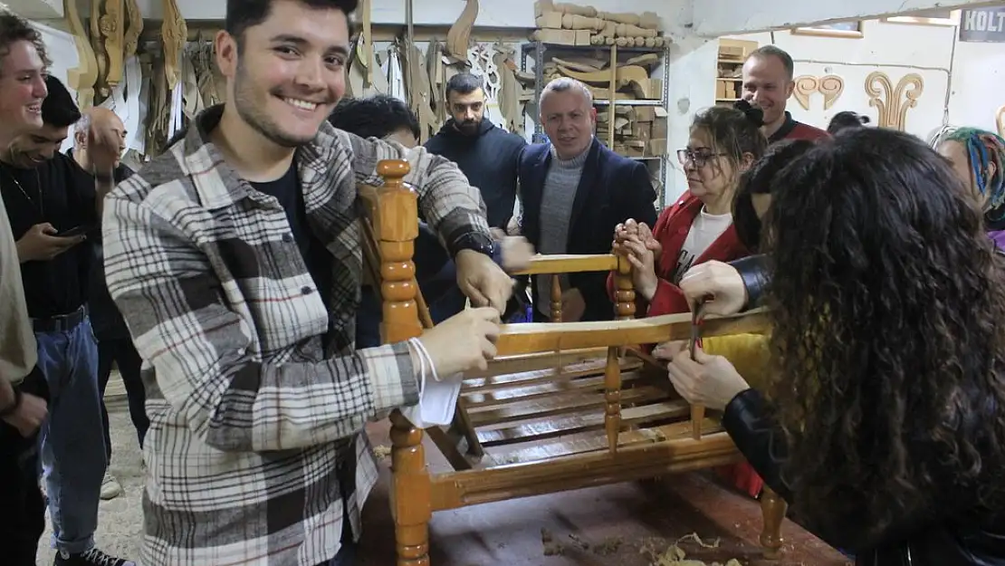 Karabağlar Belediyesi'nin Mobilya Akademi'sine yoğun ilgi