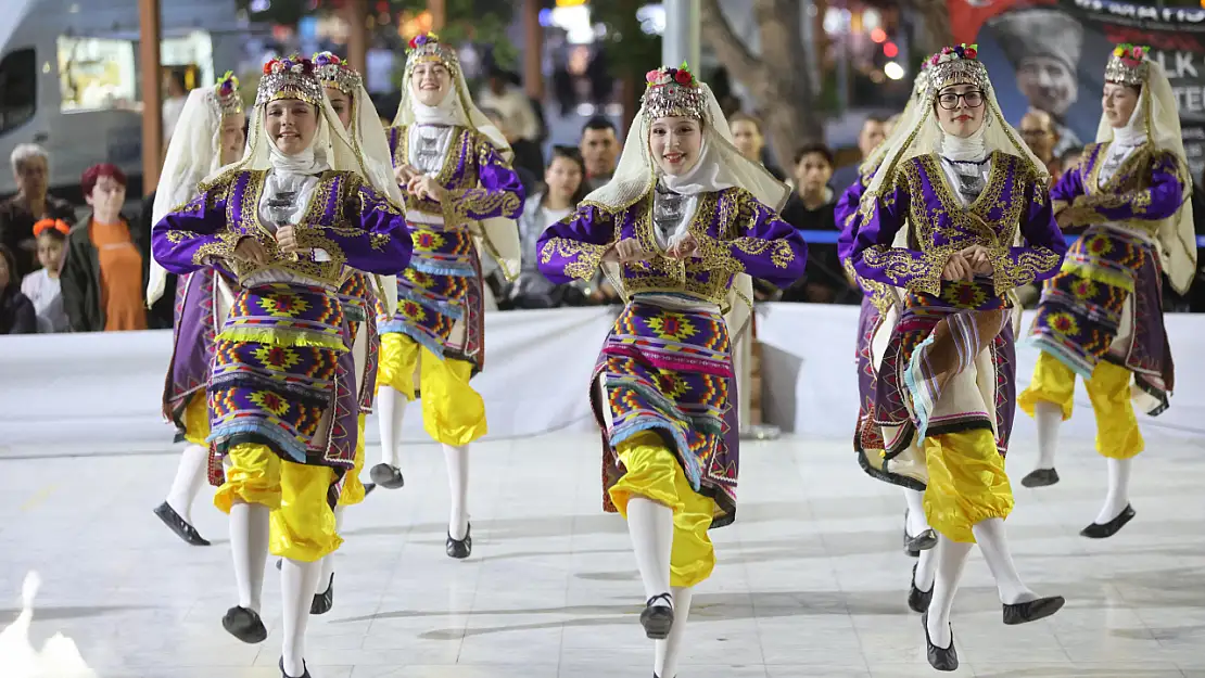 Karabağlar'da 19 Mayıs'a halk oyunları damga vurdu!