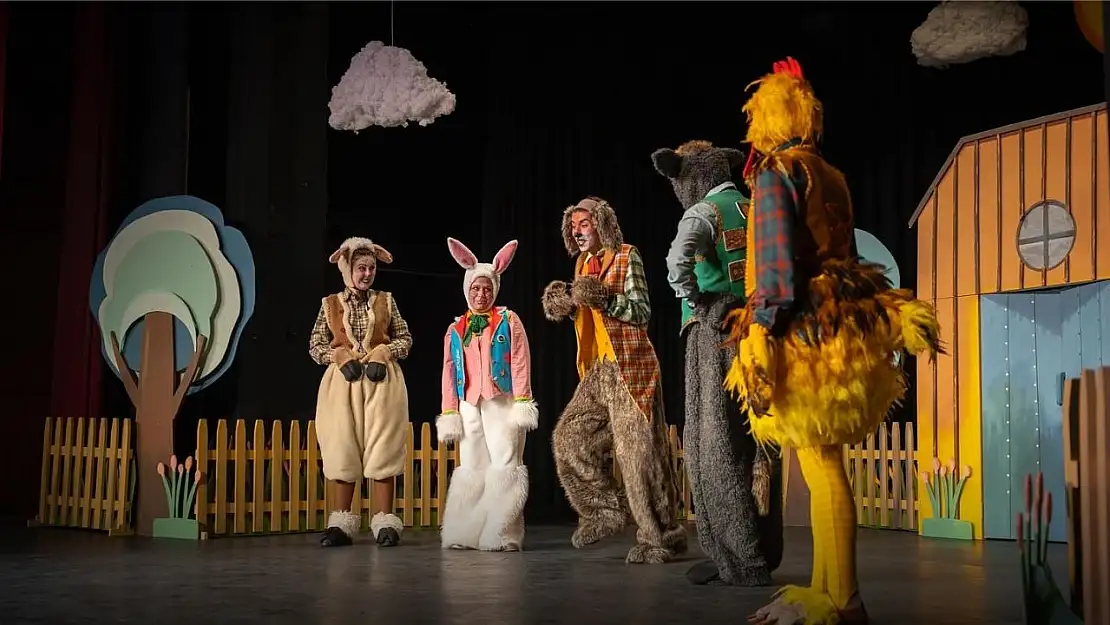 Karabağlar Kent Tiyatrosu'ndan festivalde büyük alkış