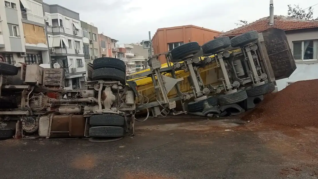 Karabağlar’da hafriyat kamyonu devrildi