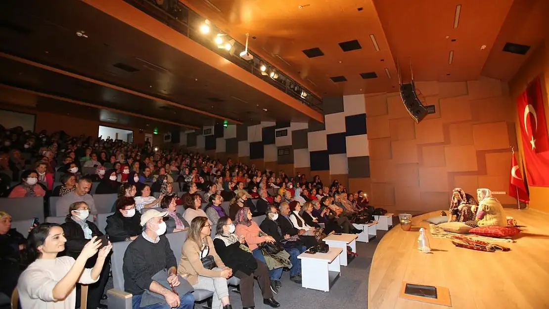 Karabağlar'da kadın oyuncular ayakta alkışlandı