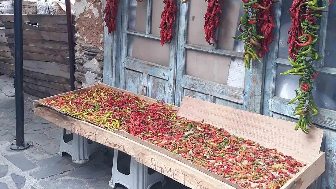 Karacasu sokakları koruma altına alınan tarihi biberler ile renklendi