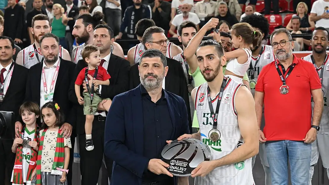 Karşıyaka, basketbol ve futbolda zıtlar