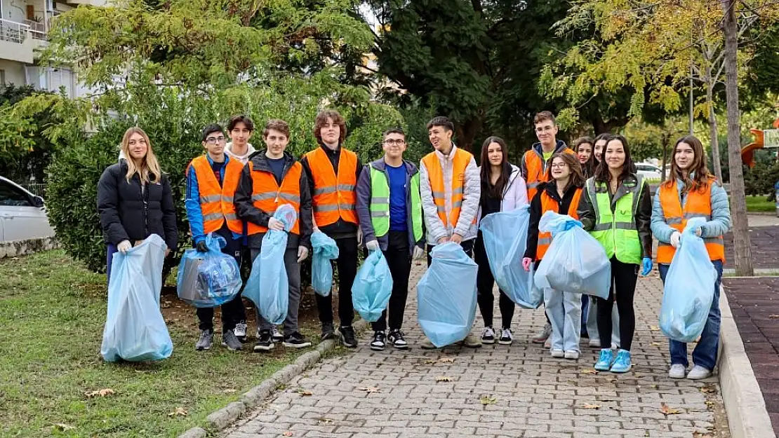 Karşıyaka Belediyesi gençlere geri dönüşüm bilinci aşılıyor