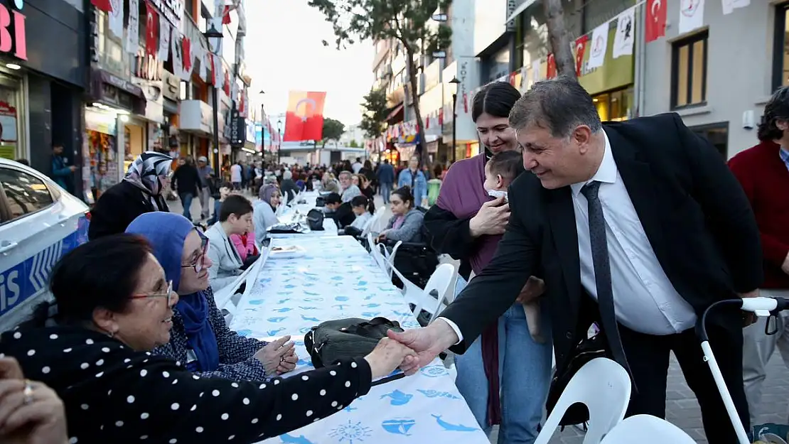 Karşıyaka Çarşı’da 4 bin kişilik iftar