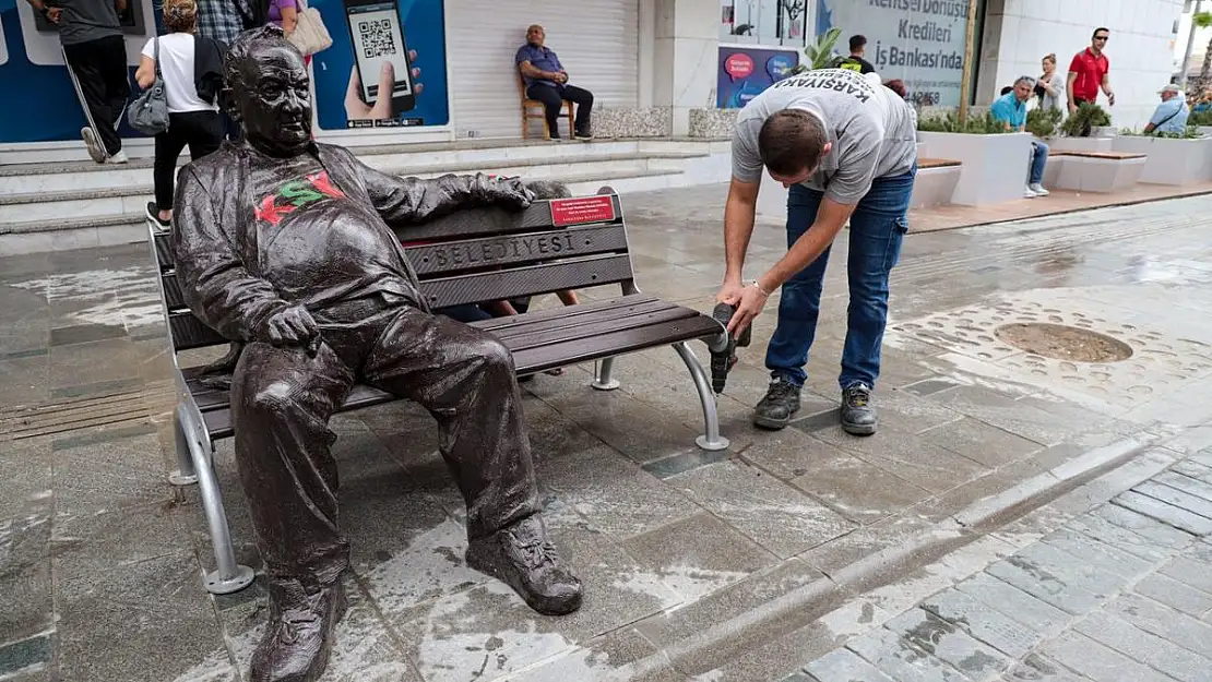 Karşıyaka Çarşı’ya 'Bir Baba Hindi' heykeli geri geldi