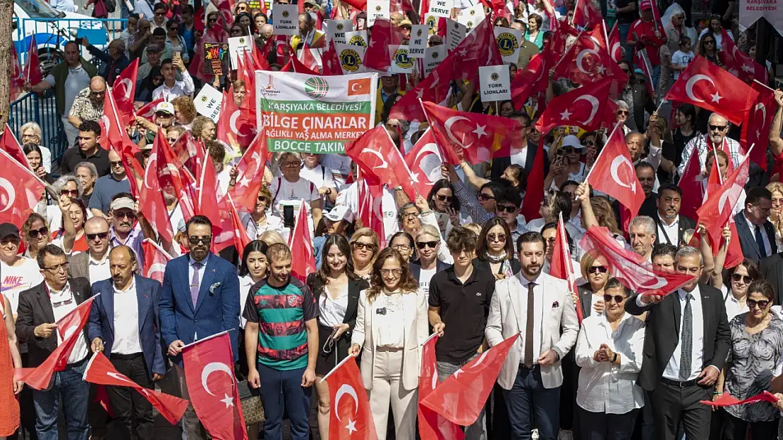 Karşıyaka'da 19 Mayıs coşkusu sokaklara taştı