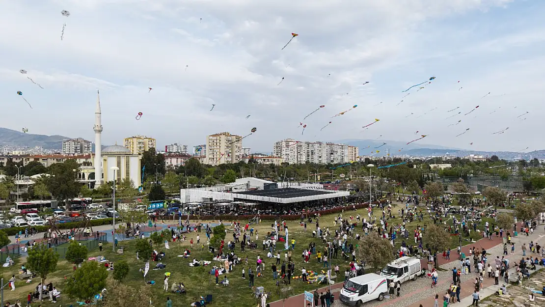 Karşıyaka'da 23 Nisan coşkusu gökyüzüne taştı!