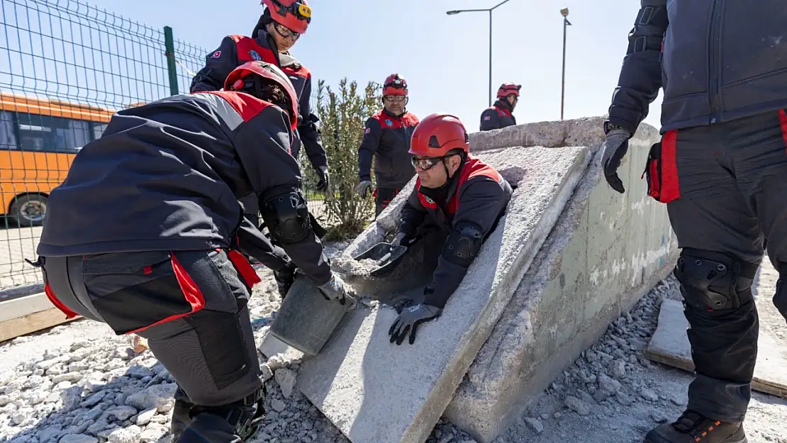 Karşıyaka'da Arama Kurtarma Ekibi enkaz eğitimini tamamladı