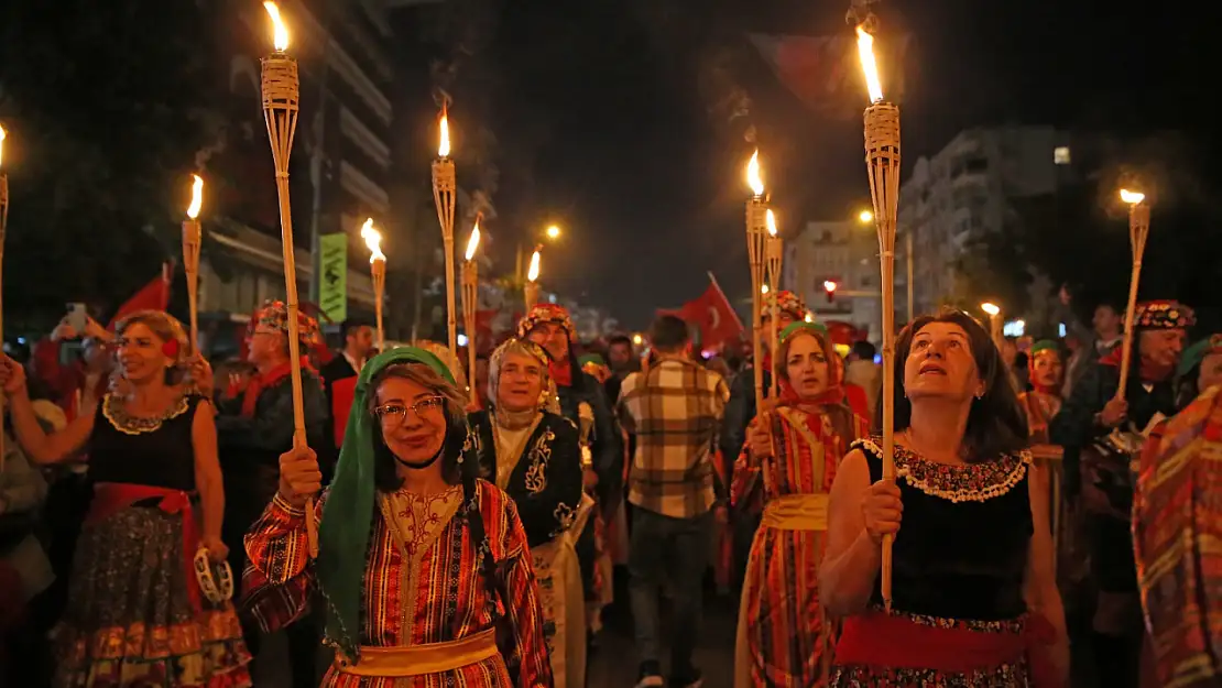 Karşıyaka'da Cumhuriyet coşkusu: 101. yılda fener alayı 