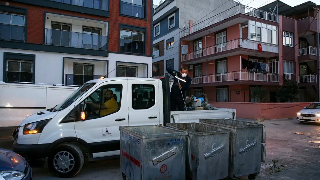 Karşıyaka'da karasineklere karşı akşam ilaçlama mesaisi