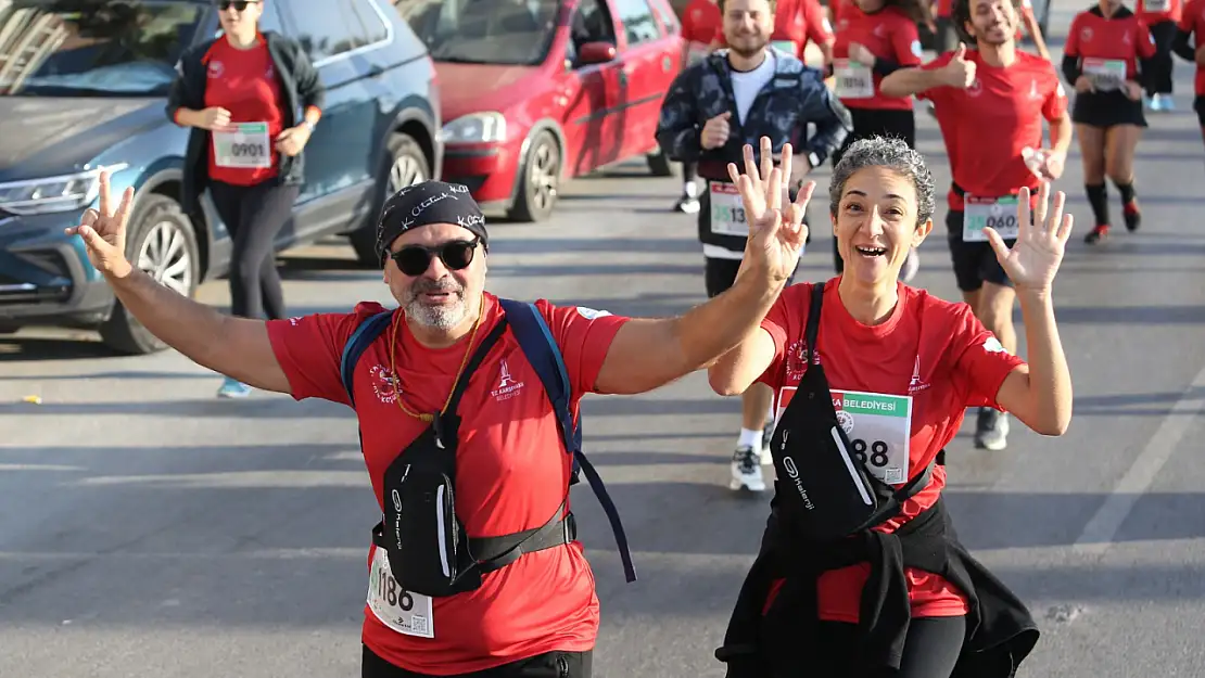 Karşıyaka'da renkli kutlama : Sevdiğinle koş