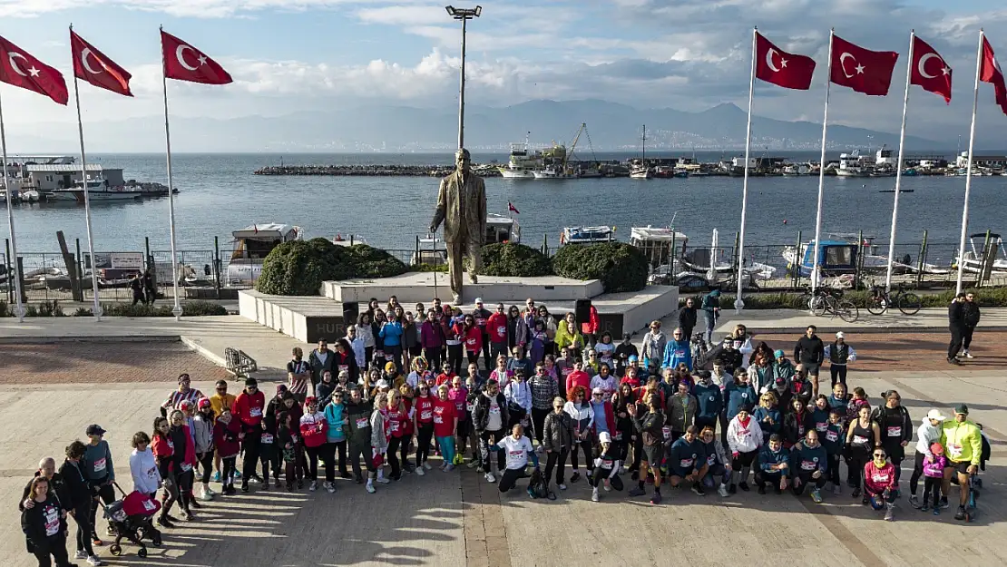 Karşıyaka'da Sevdiğinle Koş etkinliğinde rekabet değil sevgi galip geldi