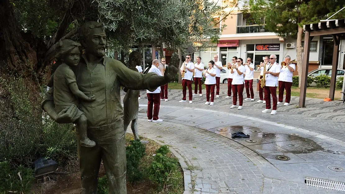 Karşıyaka sokaklarını coşkuyla sarıp sarmalayan konserler