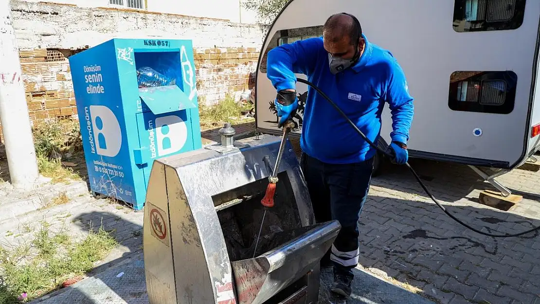 Karşıyaka'da yüzlerce çöp konteyneri ilaçlanıyor