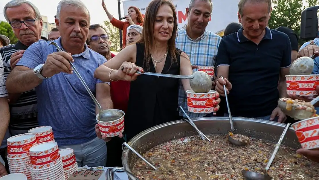 Karşıyakalılar aşurenin bereketini paylaştı