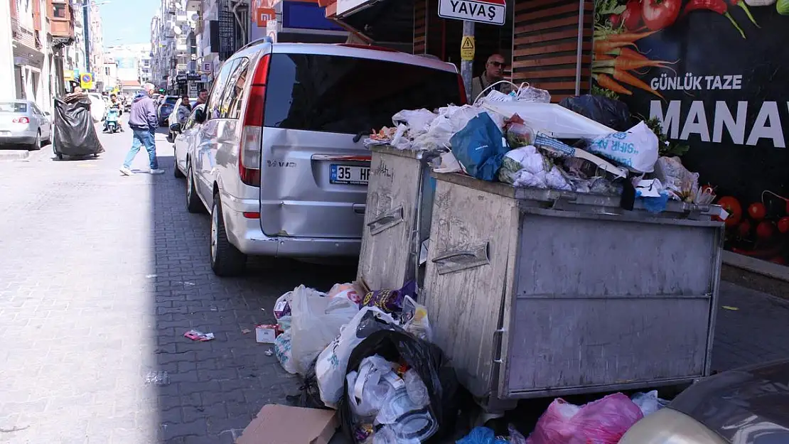 Karşıyaka'nın her köşe başında çöp yığını