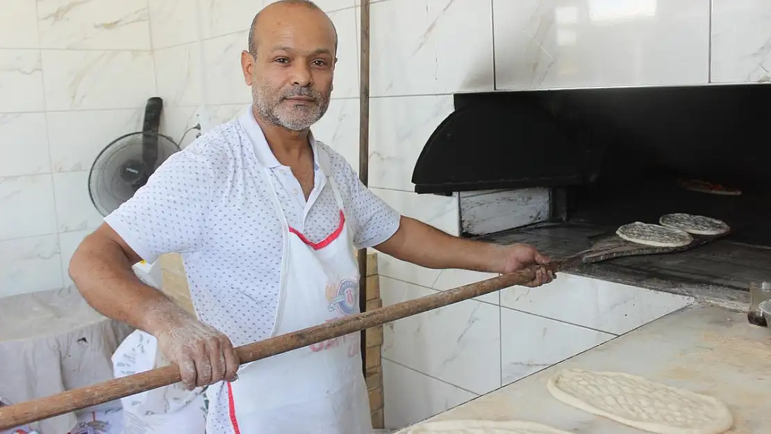 Kavurucu sıcakta ocak başındaki fırıncı, 800 TL yevmiye alıyor