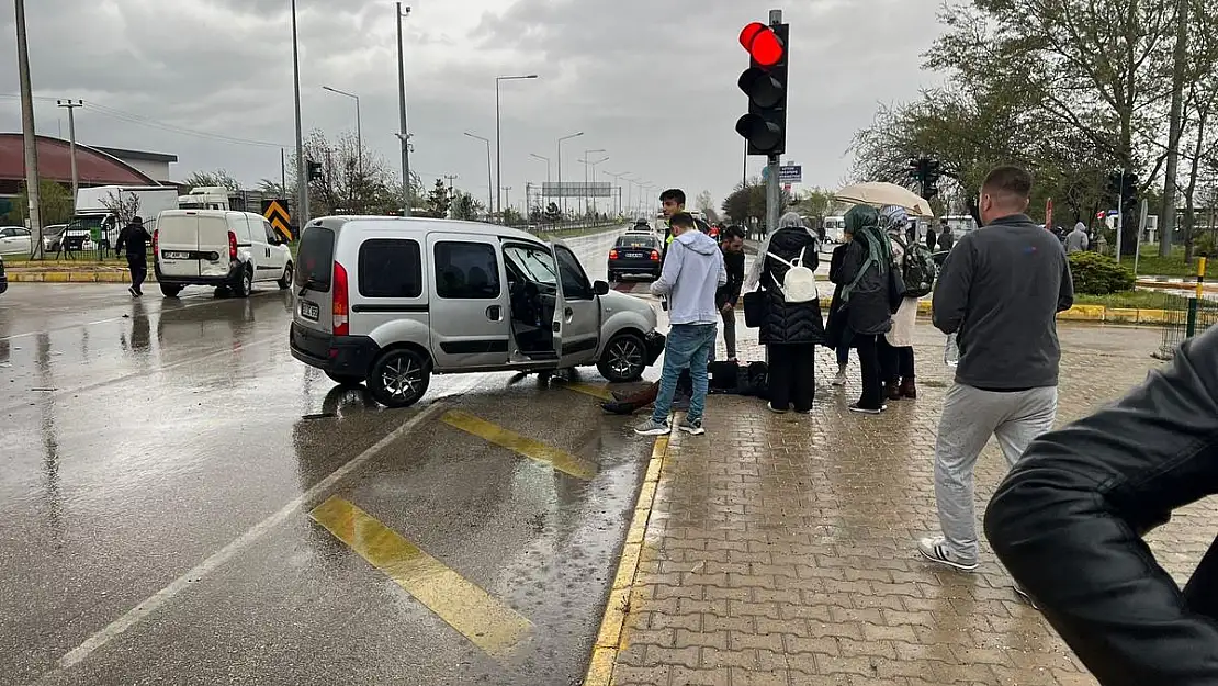 Kayganlaşan yolda iki araba kafa kafaya çarpıştı