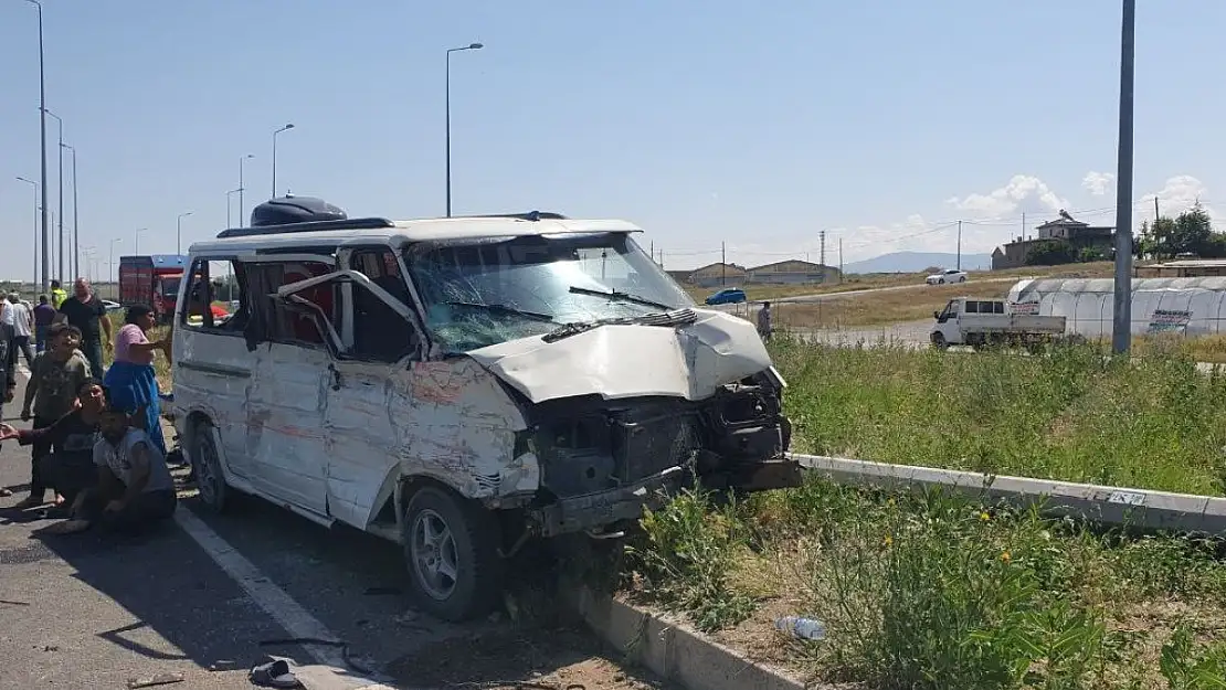 Kayseri-Sivas yolunda feci kaza: 1 ölü, 14 yaralı