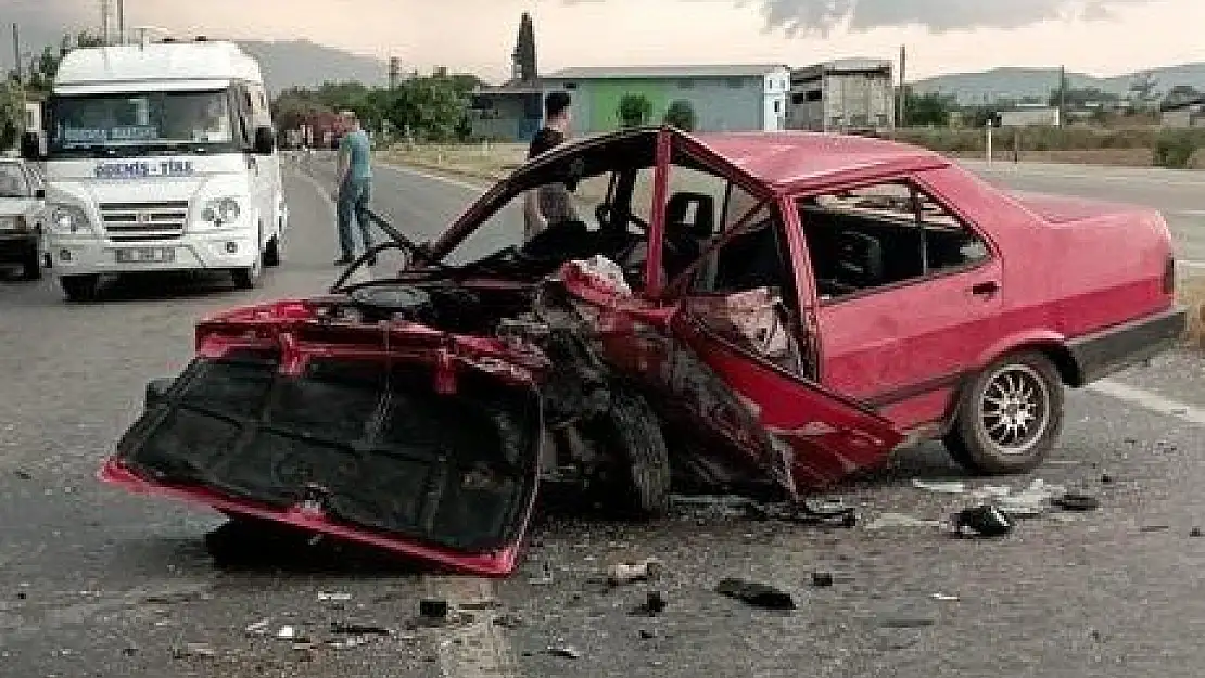 Kaza yapan araç kağıt gibi parçalara ayrıldı