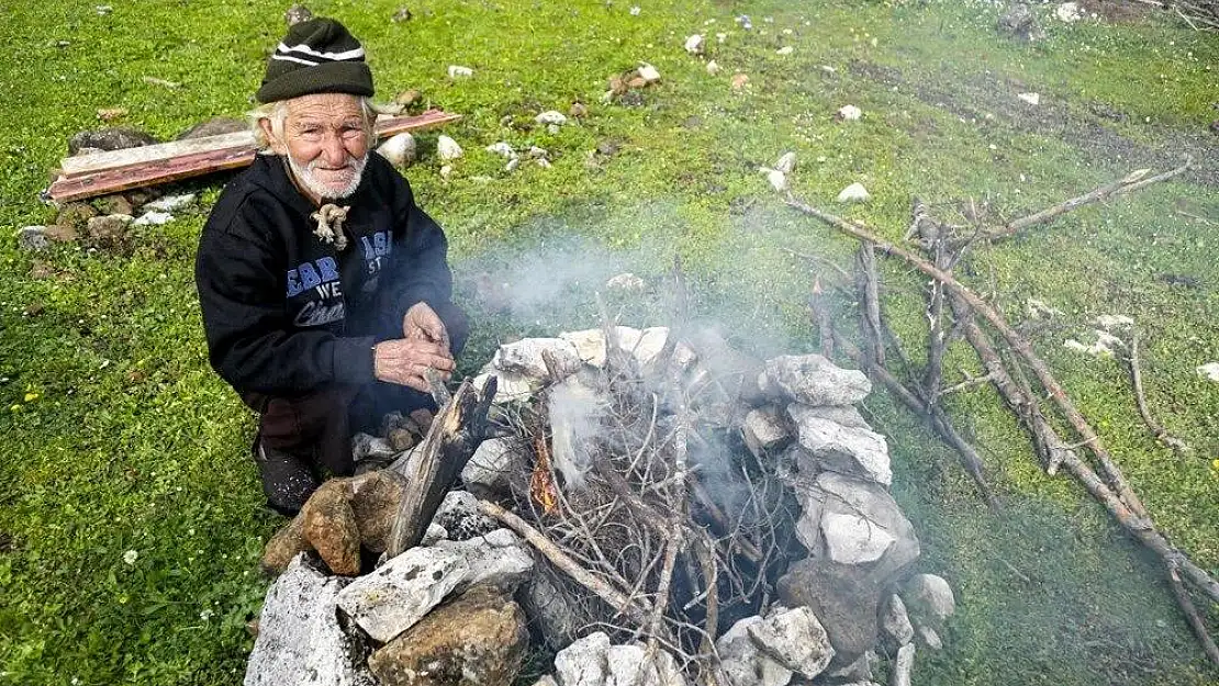 Keçileri Çalınınca İnsanlara Küstü, 17 Yıldır Dağda Yaşıyor