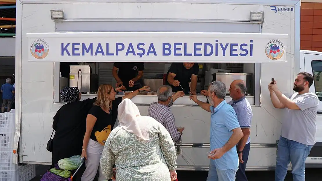 Kemalpaşa’da geleneksel aşure dağıtımı