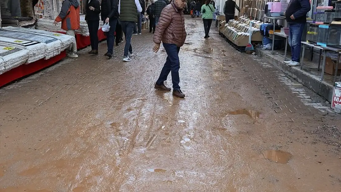 Kemeraltı Çarşısı esnafı, su baskınından rahatsız