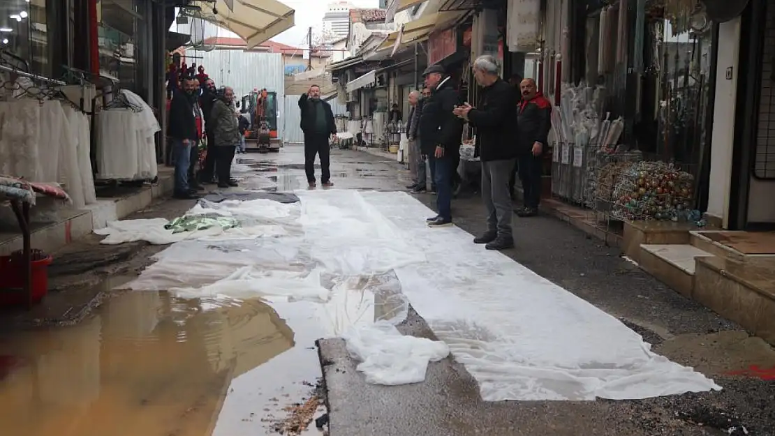 Kemeraltı Çarşısı su ve çamur altında: Esnaf isyan etti!