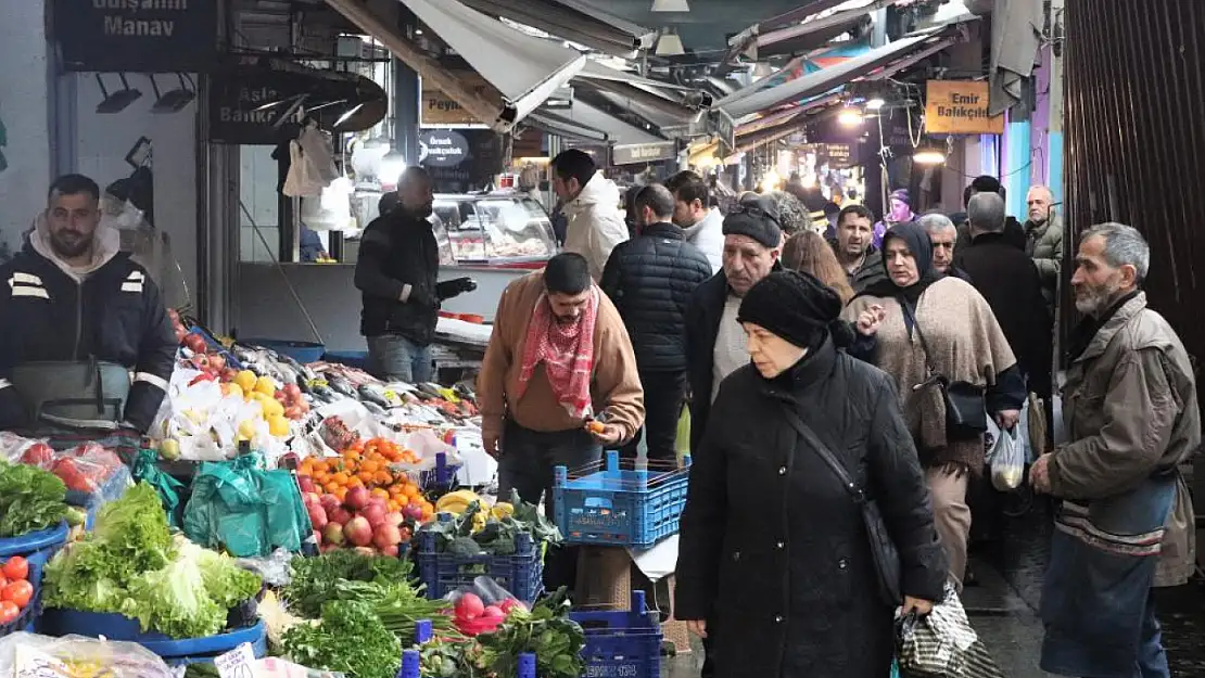 Kemeraltı'nda ramazan hareketliliği: Hurma 80 TL'den başlıyor!