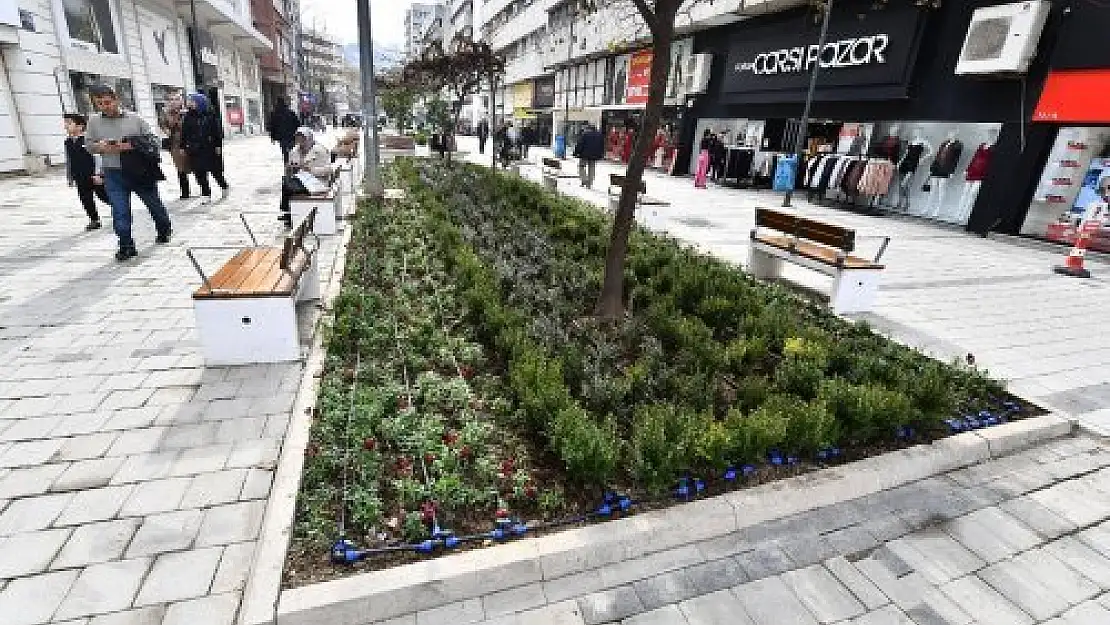 Kemeraltı’nın tarihi caddesi yepyeni bir görünüme kavuştu