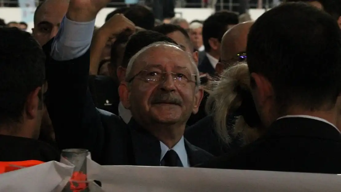 Kılıçdaroğlu salonun tamamından büyük destek alarak girdi