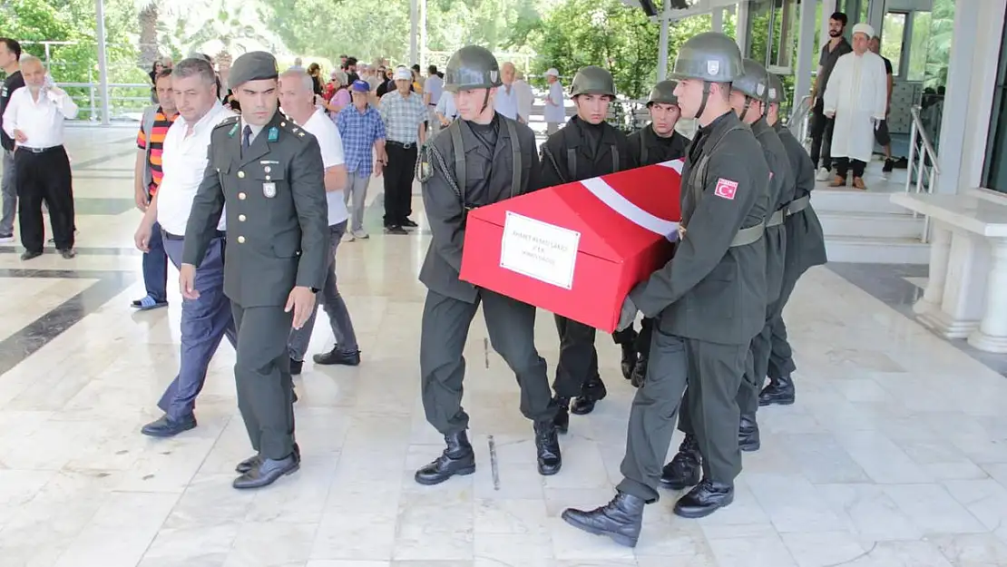 Kimsesiz Kıbrıs gazisini son yolculuğuna askerler uğurladı