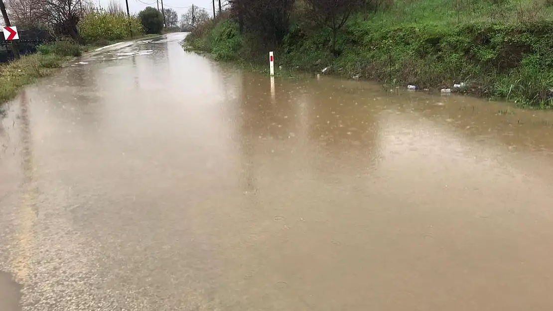 Kiraz’da sağanak yağış etkili oldu: Yollar göle döndü!