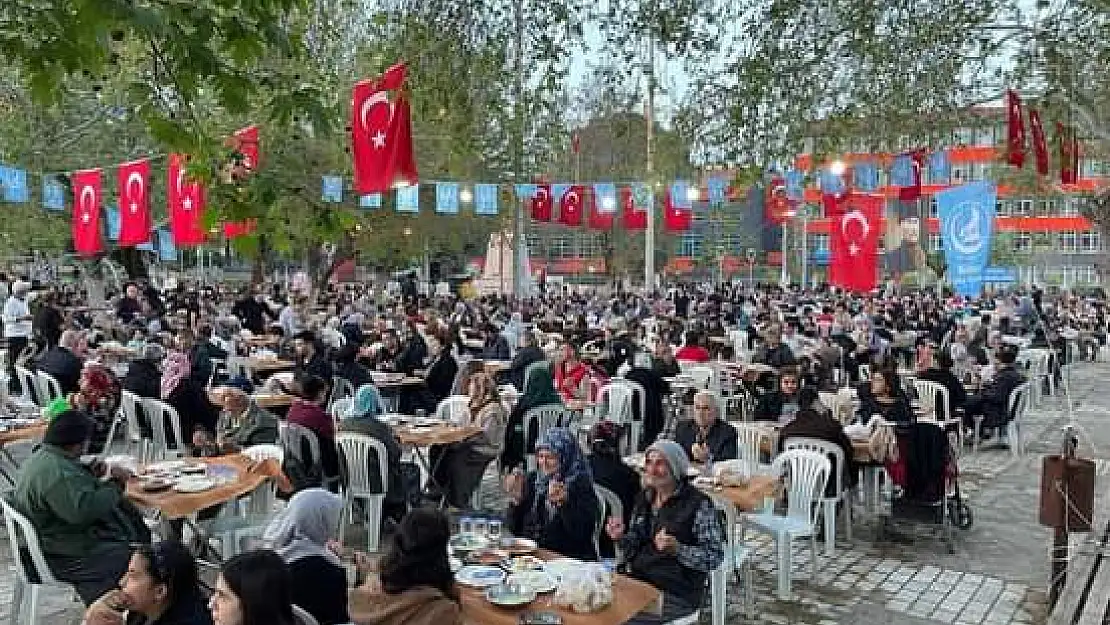 Kiraz’da ülkü ocaklarından 4 bin kişilik iftar