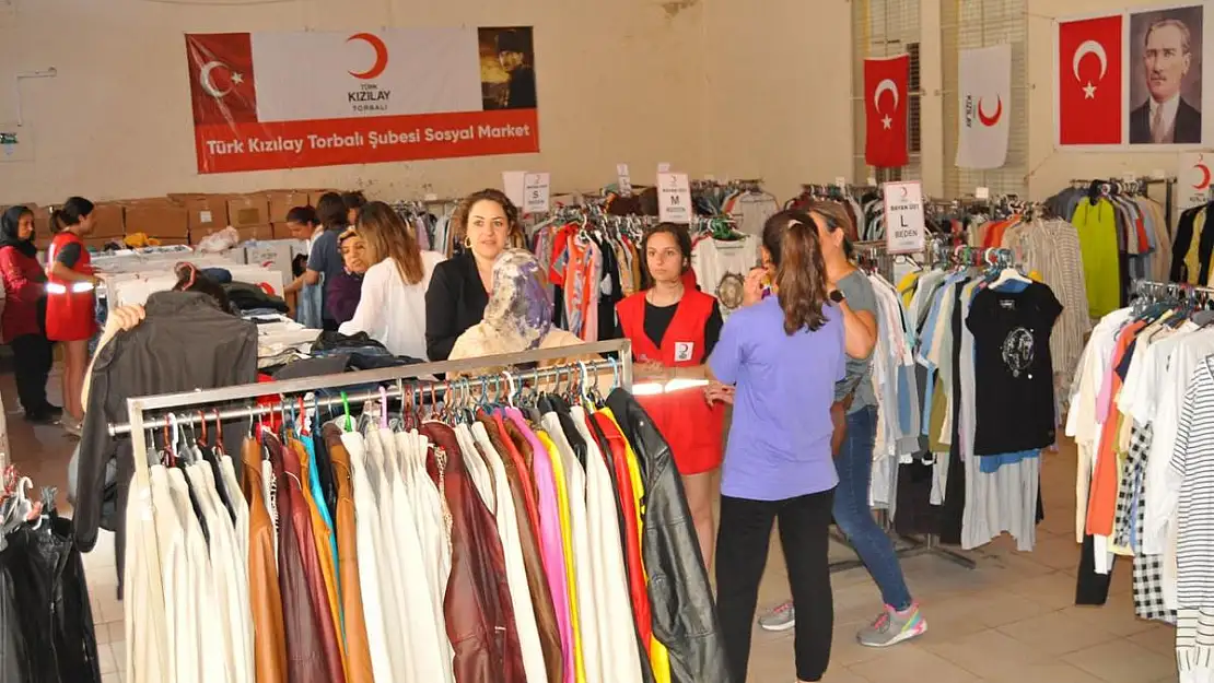 Kızılay’ın Torbalı’daki sosyal marketinde yardımlar başladı