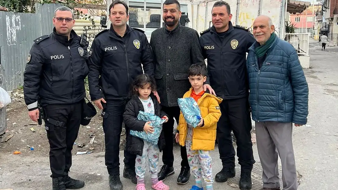 Konak İlçe Emniyet Müdürlüğü ekiplerinden çocuklara yılbaşı hediyesi