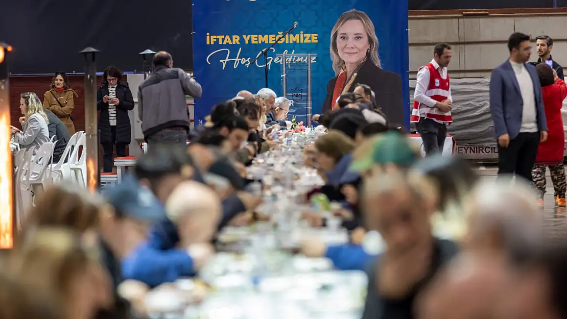 Konak'ta ilk iftar sofrası kuruldu: Başkan Mutlu dayanışma mesajı verdi