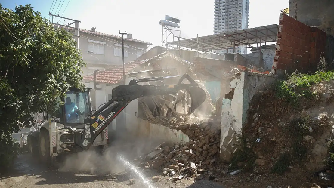 Konak'ta Metruk Bina Yıkımları Hız Kazandı