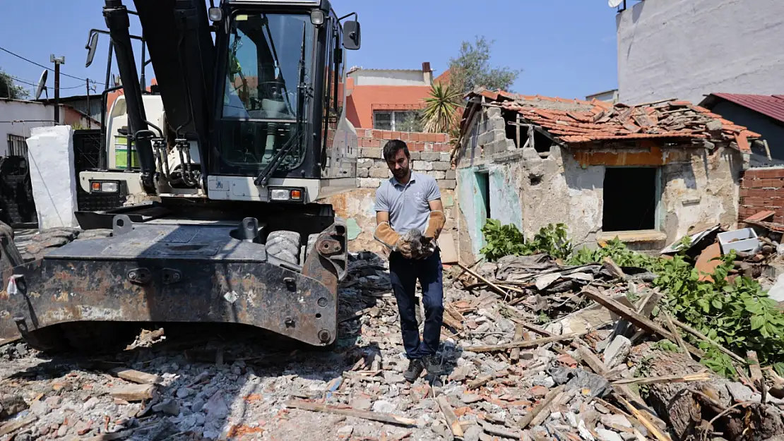 Konak'ta yıkım çalışmasında duygulandıran anlar