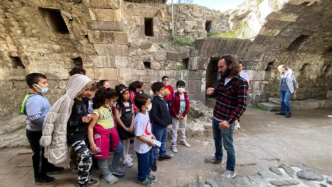 Konaklı çocuklar tarihi öğreniyor