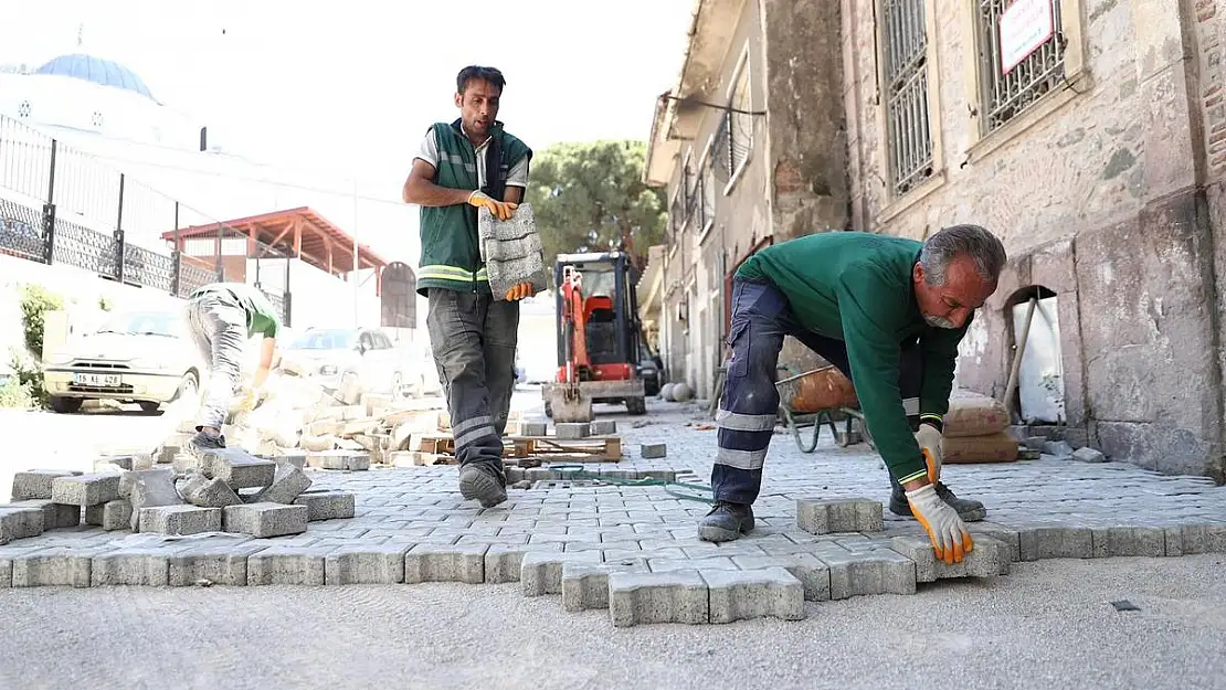 Konak'ta yol ve kaldırım çalışmaları hız kesmeden sürüyor