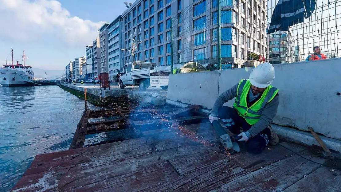 Konak'taki çürüyen seyir terasları sökülüyor