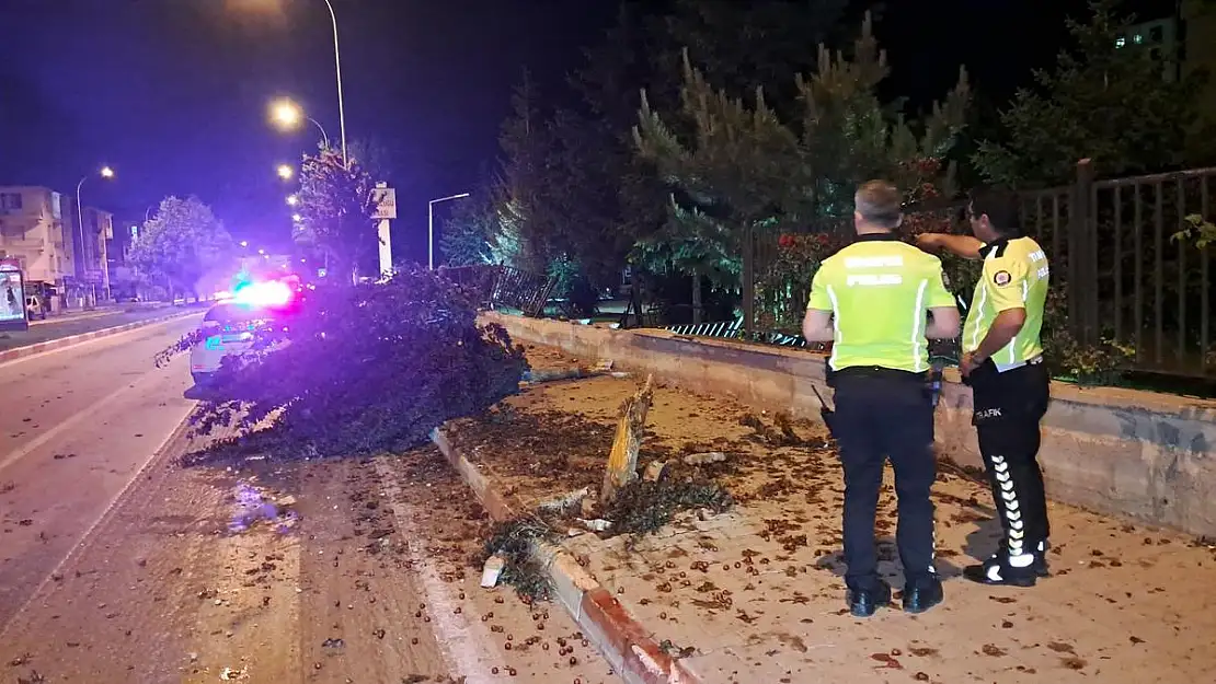 Kontrolden çıkan otomobil hastanenin duvarına çarparak durabildi: 1 yaralı