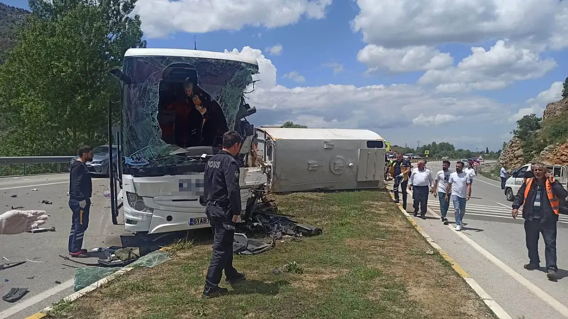 Konya’da feci kaza 1 ölü, 15 yaralı